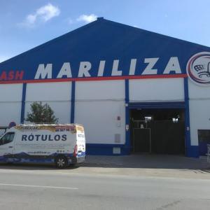 Rotulación de fachada con letras recortadas en dibón. Mariliza en Sevilla. 