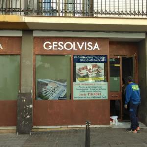 Rotulación de fachada en letras recortadas en vinilo plata. Gesolvisa Sevilla.