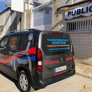 Rotulación de furgoneta con vinilos de corte y microperforado homologado para cristales. Efamoa en Sevilla.