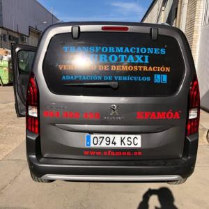 Rotulación de furgoneta con vinilos de corte y microperforado homologado para cristales. Efamoa en Sevilla.