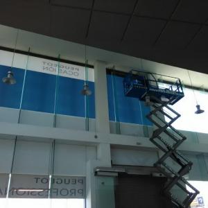 Rotulación de láminas solares oscurecedoras, con reducción de rayos solares, para Peugeot Automares Sevilla. 