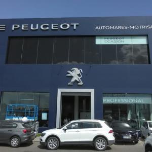 Rotulación de láminas solares oscurecedoras, con reducción de rayos solares, para Peugeot Automares Sevilla. 