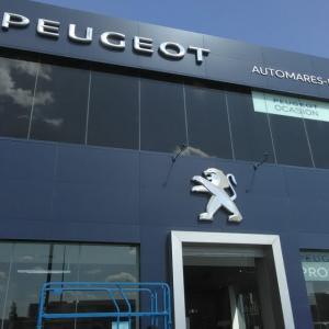 Rotulación de láminas solares oscurecedoras, con reducción de rayos solares, para Peugeot Automares Sevilla. 
