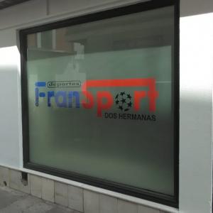 Rotulación de lunas y escaparates en vinilo de ácido y de corte. Fran Sport en Dos Hermanas Sevilla.