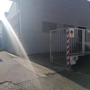 Rotulación de señalización reflectante para entrada y salida de vehículos. Inurviauto Placas del Sur en Sevilla.