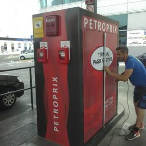 Rotulación en vinilo personalizado de Surtidores de gasolina para Petroprix en Sevilla, Granada, Almería, Málaga, Cádiz y Córdoba.