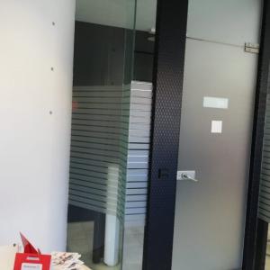Rotulación de vinilos ácido plata para el Banco Santander en Sevilla.