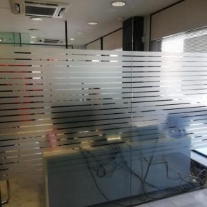 Rotulación de vinilos ácido plata para el Banco Santander en Sevilla.
