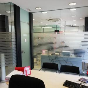 Rotulación de vinilos ácido plata para el Banco Santander en Sevilla.
