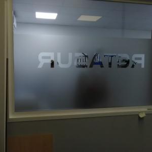 Rotulación de vinilos ácido plata para Retasur en Dos Hermanas Sevilla.