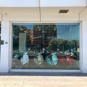 Rotulación de vinilos ácido plata en Piaggo, MotoGuzzi y Aprilia Sevilla.