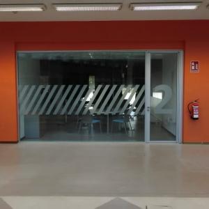 Rotulación de vinilos ácido plata en la Universidad Pablo de Olavide en Sevilla.