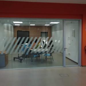 Rotulación de vinilos ácido plata en la Universidad Pablo de Olavide en Sevilla.