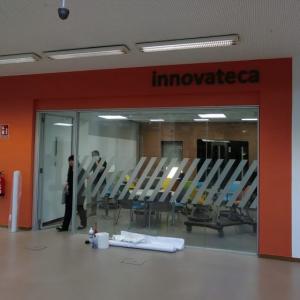 Rotulación de vinilos ácido plata en la Universidad Pablo de Olavide en Sevilla.