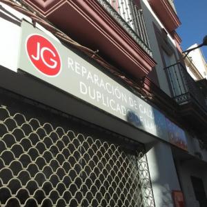 Rotulación en vinilos de fachada sobre bandeja de dibón. Reparación de Zapatos y llaves en Dos Hermanas Sevilla. 