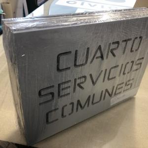 Rótulo cartel en aluminio fresado y separadore de pared. Construcciones Bonifacio Solis en Málaga.