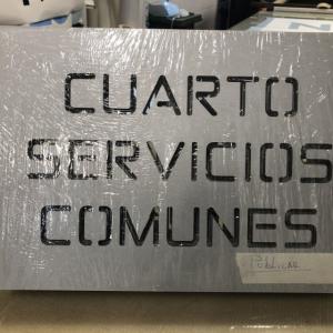 Rótulo cartel en aluminio fresado y separadore de pared. Construcciones Bonifacio Solis en Málaga.