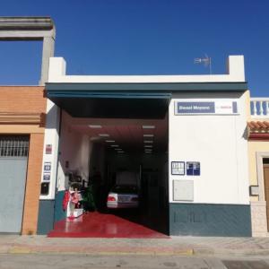 Rótulo cartel en bandeja plegada y rotulada con vinilo. Talleres Diesel Moyano Sevilla