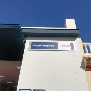 Rótulo cartel en bandeja plegada y rotulada con vinilo. Talleres Diesel Moyano Sevilla