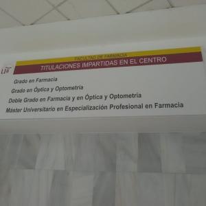 Rótulo Cartel bandeja de señalización en aluminio y rotulado con vinilos laminados para la facultad de Farmacia de la Universidad de Sevilla.