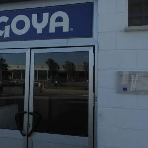 Rótulo Cartel placa rotulado con vinilo, para Goya en España Sevilla.