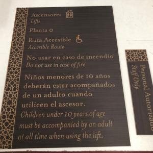 Rótulo Cartel rotulado con vinilo, para el Hotel Alfonso XIII de Sevilla.