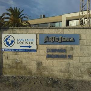 Rótulo Cartel rotulado con vinilo, para Land Cargo en Sevilla.