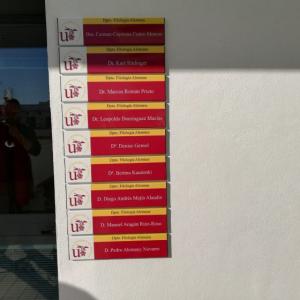 Rótulo Cartel de señalización en aluminio y rotulado con vinilos laminados para la facultad de Filología Francesa, Alemana e Inglesa de la Universidad de Sevilla.