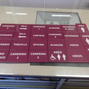 Rótulo Cartel de señalización en aluminio y rotulado con vinilos laminados para el Teatro Municipal de Las Cabezas de san Juan en Sevilla.