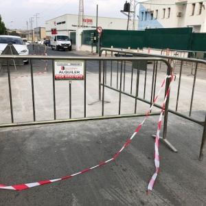 Rótulo Cartel de señalización en aluminio y rotulado con vinilos laminados para vallas de tráfico. Beragui en Dos Hermanas Sevilla.