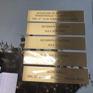 Rótulo Cartel de señalización en latón grabado en bajo relieve con tintas especiales. Rectorado de la Universidad de Sevilla.