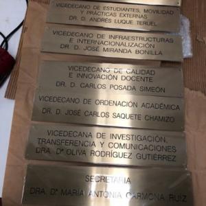 Rótulo Cartel de señalización en latón grabado en bajo relieve y tinta especial. Rectorado de la Universidad de Sevilla.