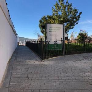 Rótulo cartel señalizador rotulado con vinilo sobre soporte homologado por Junta de Andalucía. Memoria Histórica de Baena en Jaén.