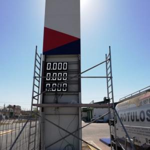 Rótulo Totém con marcadores digitales para gasolinera en Monte Mayor en Córdoba.