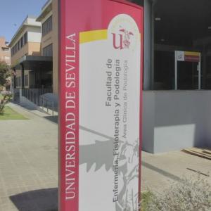 Rótulo Totém Homologado en colores corporativos para la Facultad de Podología de la Universidad de Sevilla.