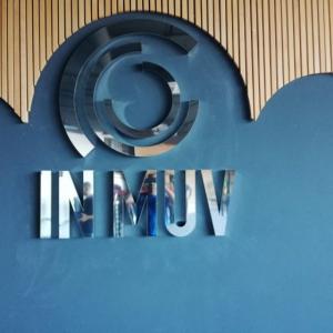 Rótulos corpóreos en acero inoxidable y en pvc lacado como decoración de interior. In Muv Torre Sevilla.