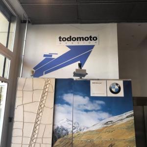 Señal en vinilo laminado especial de pared. BMW Todomoto Sevilla.