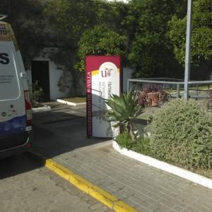 Totém Homologado en colores corporativos para la Universidad de Sevilla. Facultad de Medicina.