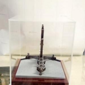 Trofeo figura en resina y base metopa de madera. Incluye urna de metacrilato. Instituto Nacional de T&eacute;cnica Aeroespacial Centro De Experimentaci&oacute;n De El Arenosillo. Mazag&oacute;n Huelva.