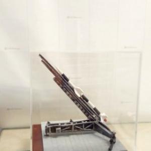 Trofeo figura en resina y base metopa de madera. Incluye urna de metacrilato. Instituto Nacional de T&eacute;cnica Aeroespacial Centro De Experimentaci&oacute;n De El Arenosillo. Mazag&oacute;n Huelva.