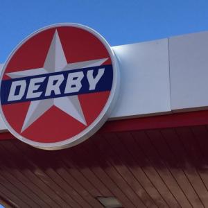 Caja o plafón corpóreo con luz y frente de metacrialto rotulado. Gasolineras Derby en Ciudad Real.