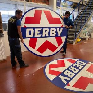 Cartel rótulo en letras corpóreas con luz y frente de metacrialto rotulado. Gasolineras Derby en Montemayor de Córdoba.