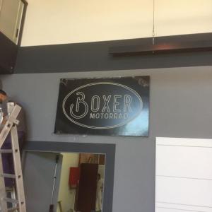 Decoración de instalaciones de Concesionario BMW Motorrad Boxer Algeciras. Neón flex