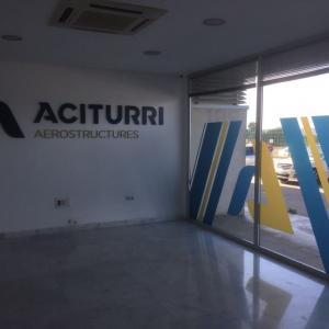 Decoración de interior de oficina de Aciturri en Sevilla. Rotulación con vinilos al ácido en impresión digital. 