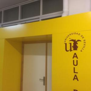 Forrado para decoración de puerta, en composite lacado y rotulado con vinilos. Facultad de Folosofía y Psicología de la Universidad de Sevilla.