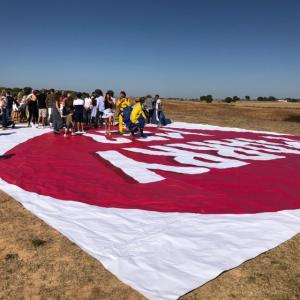 Lona gigante en impresión digital para pedida de manos en aeródromo de la Juliana, Bollullos de la Mitación en Sevilla.