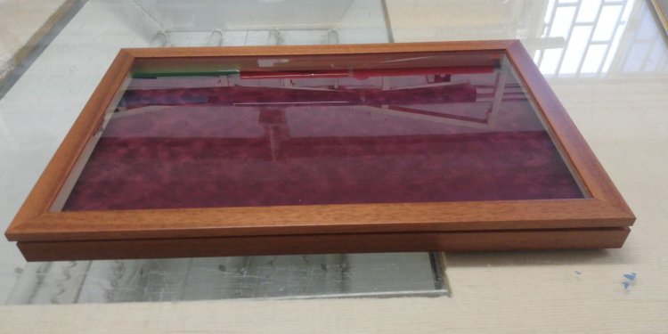 Caja con tapa de cristal para guardar banderas. Sevilla.