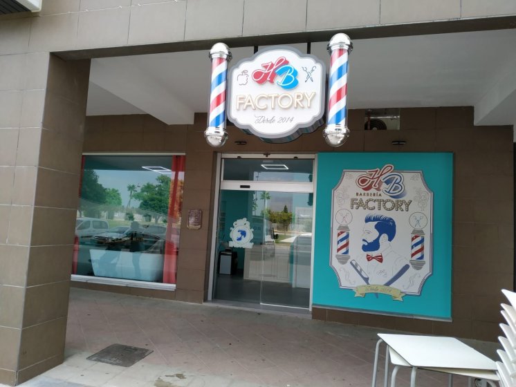 Caja luminosa corpórea con pirulos de barbero. Barbería en Entre Núcleos Dos Hermanas Sevilla.