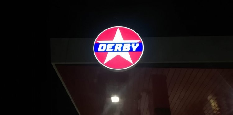 Caja o plafón corpóreo con luz y frente de metacrialto rotulado. Gasolineras Derby en Ciudad Real.