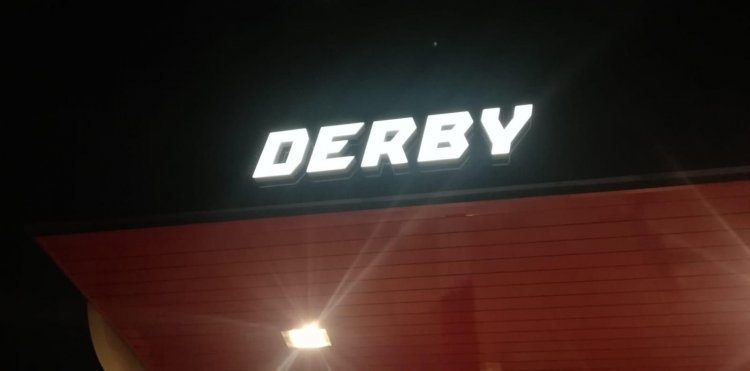 Cartel rótulo en letras corpóreas con luz y frente de metacrialto rotulado. Gasolineras Derby en Ciudad Real.